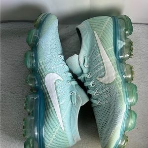 Beautiful pre-owned women’s Nike size 7